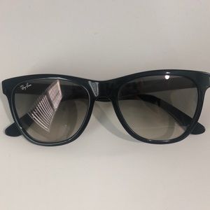 Black ray ban sunglasses